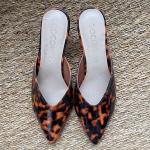 Coconuts by Matisse Tuckernuck tortoise heeled mules size 9